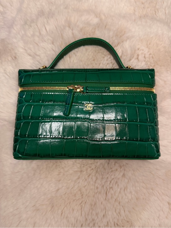 CHANEL Handbags - CHANEL Emerald Green Croc-Embossed Slim Vanity Bag with Gold Hardware